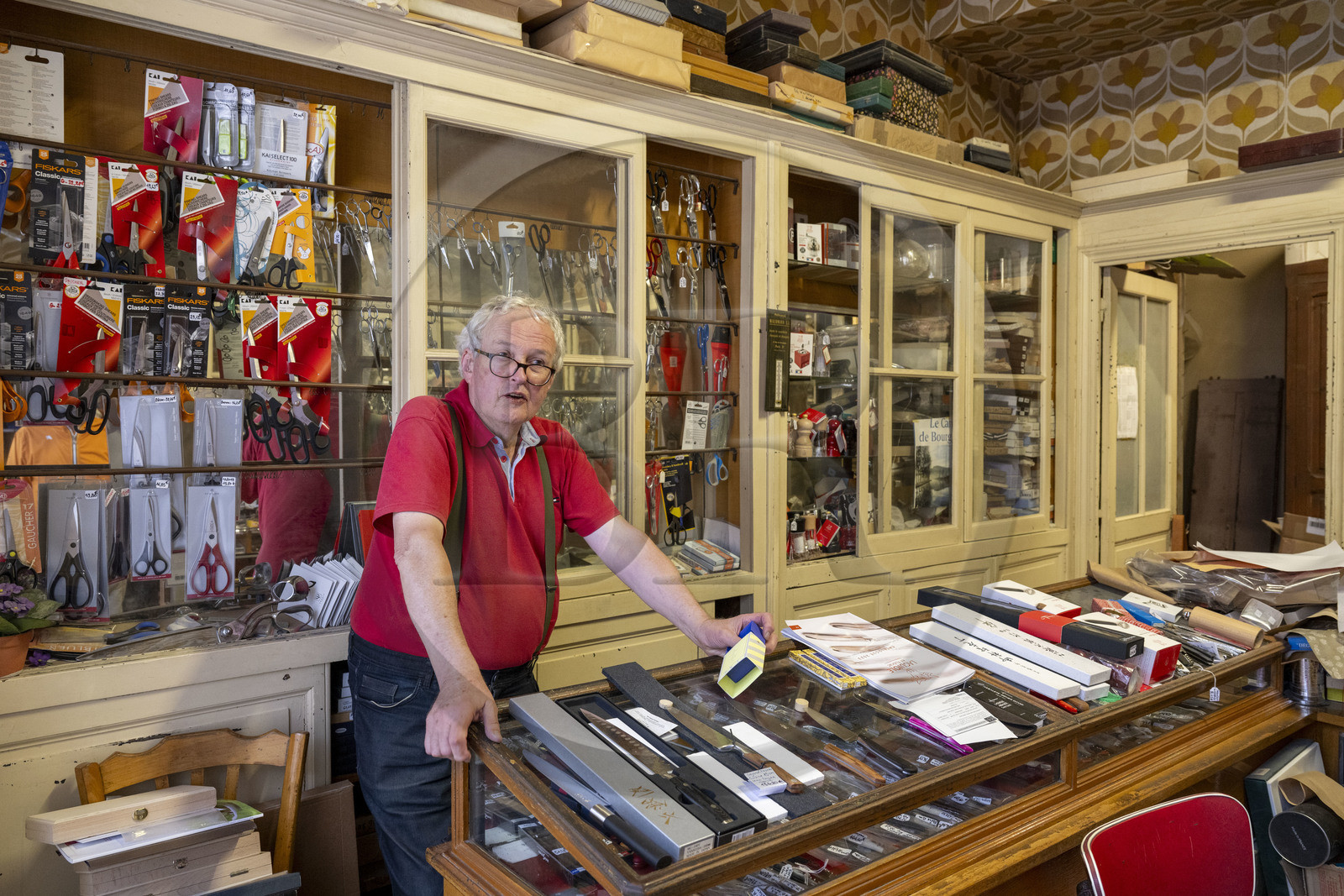 France, Côte-d'Or (21), Dijon, zone classée Patrimoine Mondial de l'UNESCO, place Bossuet, la Coutellerie de Langres, une boutique quincaillerie et plus, hors du temps et établie dans la maison natale de l'écrivain français Bossuet,elle est tenue par l’érudit Michel Pernod