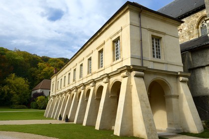 France, Marne (51), Parc Naturel Regional de la Montagne de Reims, Hautvillers, cloitre de l'ancienne abbaye propriété de la maison de Champagne Moët & Chandon derrière l'église abbatiale Saint-Sindulphe, DEMANDER AUTORISATION POUR PUBLICATION