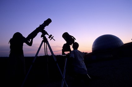 France, Gers (32), Fleurance, le hameau des étoiles, observation de la voûte céleste à la lunette devant le dôme