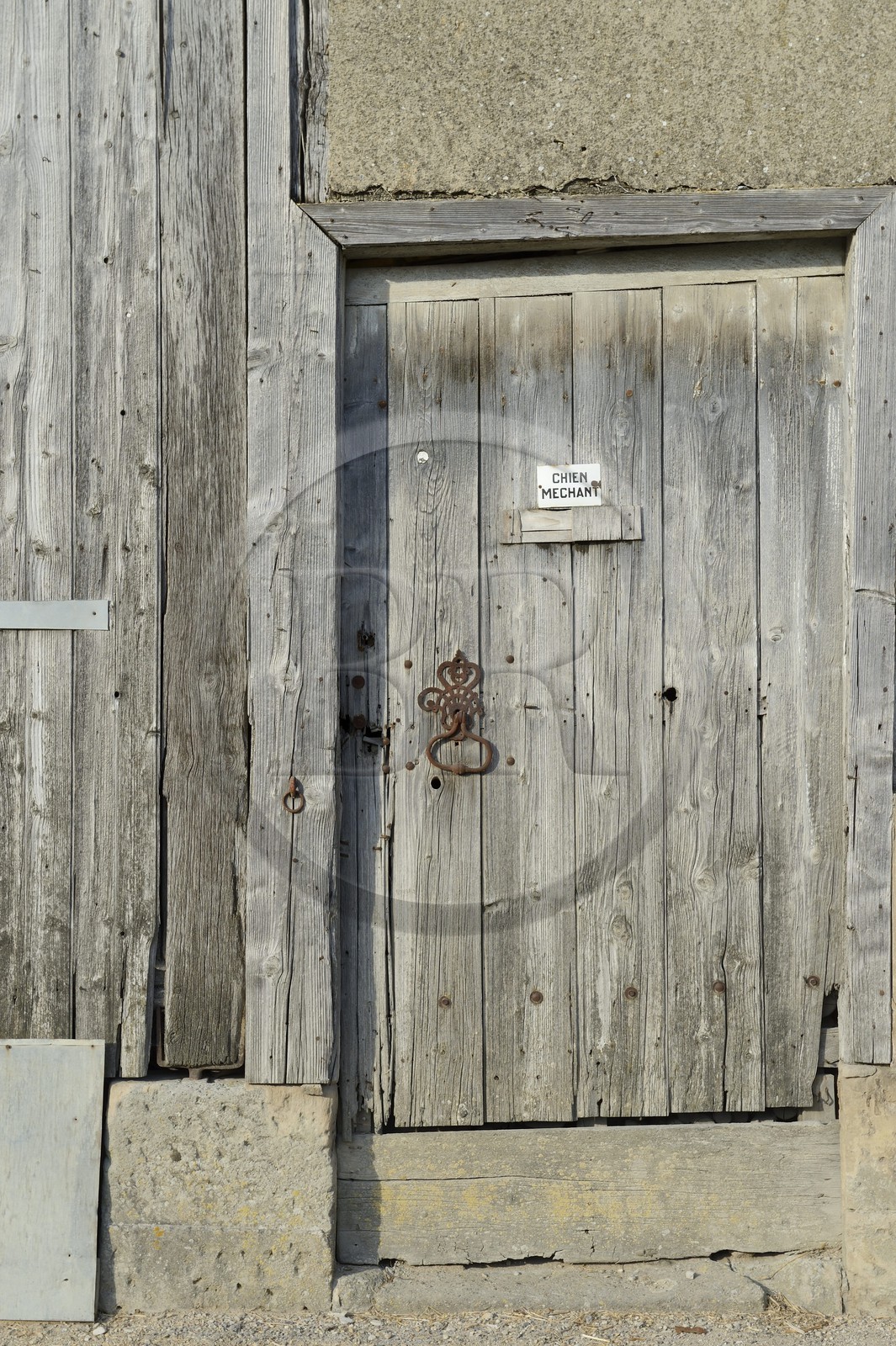 France, Marne (51), village de Saint-Amand-sur-Fion, porte de ferme avec panneau Chien Mechant