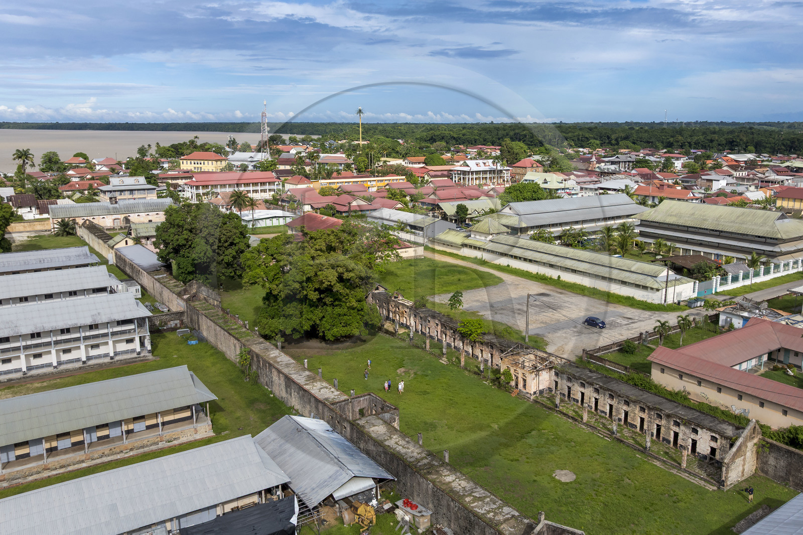 France, Guyane, Saint-Laurent-du-Maroni, bagne ou Camp de la Transportation, en bordure du fleuve Maroni (vue aérienne)
