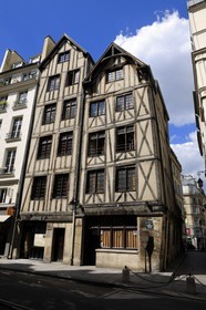 France, Paris (75), les plus anciennes maisons de Paris au 11 et 13 rue François Miron, maison à l'enseigne du mouton et maison à l'enseigne du faucheur (XIVe siècle)