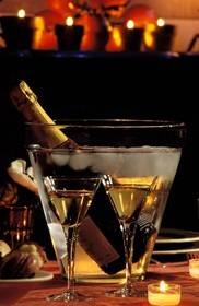 France, Noël, table de fête dressée avec un seau à champagne