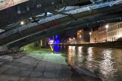 France, Bas-Rhin (67), Strasbourg, vieille ville classée au Patrimoine Mondial de l’UNESCO, les berges de l'Ill quai Saint-Thomas vers l'église Saint Nicolas (en arrière plan)