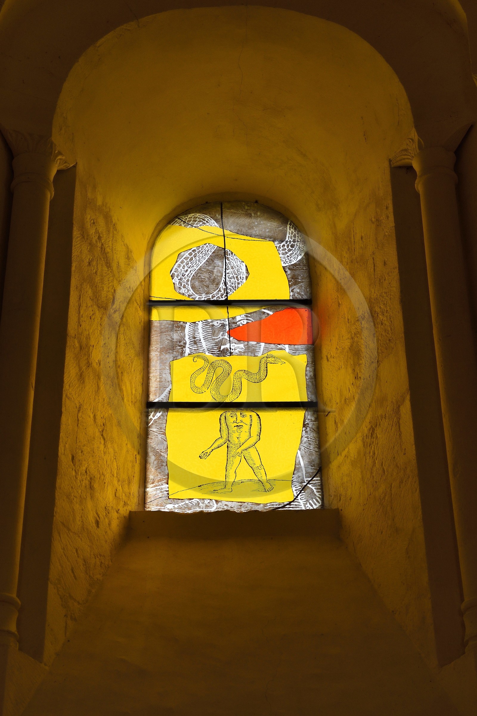 France, Charente-Maritime (17), l'ancien prieuré Saint-Jean-l'Evangéliste de Trizay appelé abbaye de Trizay abrite un centre d'art contemporain, vitraux de Richard Texier dans l'église