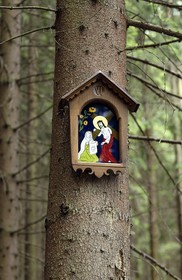 Pologne, Petite Pologne, Carpates, peinture sur verre traditionnelle de la région sur un élément d'un chemin de croix en forêt