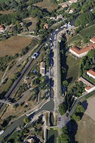 France, Hérault (34), Canal du Midi, classé Patrimoine Mondial de l'UNESCO, Bèziers, les écluses de Fonsérannes ou Fonseranes construites par le fermier de la gabelle et intendant de armées de Louis XIV Pierre-Paul Riquet (vue aérienne)