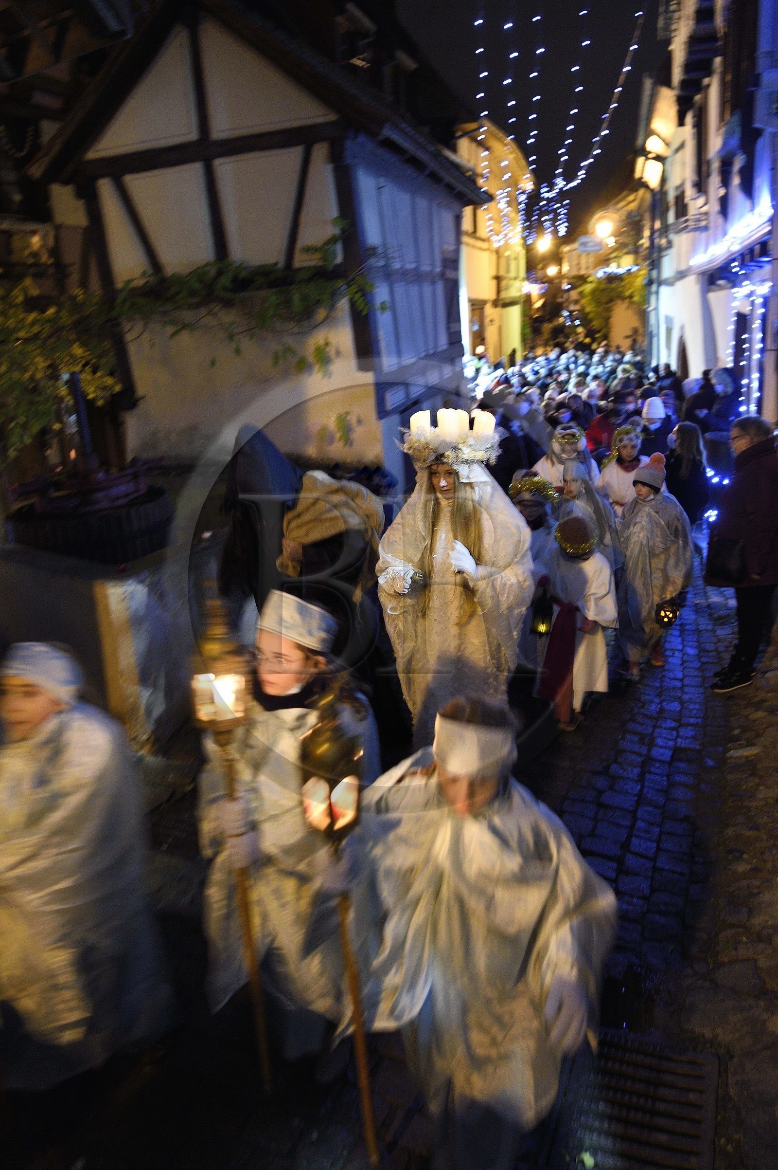 France, Haut-Rhin (68), Eguisheim, le Christkindel avec sa couronne de bougies et les anges accompagnent les nombreux enfants tenant leurs lampions pour la Procession des Lumières dans les ruelles de la ville, elle rend hommage à Sainte-Lucie, l'un des personnages traditionnels du Noël alsacien