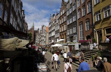 Pologne, Gdansk, rue Notre-Dame (Mariacka) dans la vieille ville donnant sur le vieux port