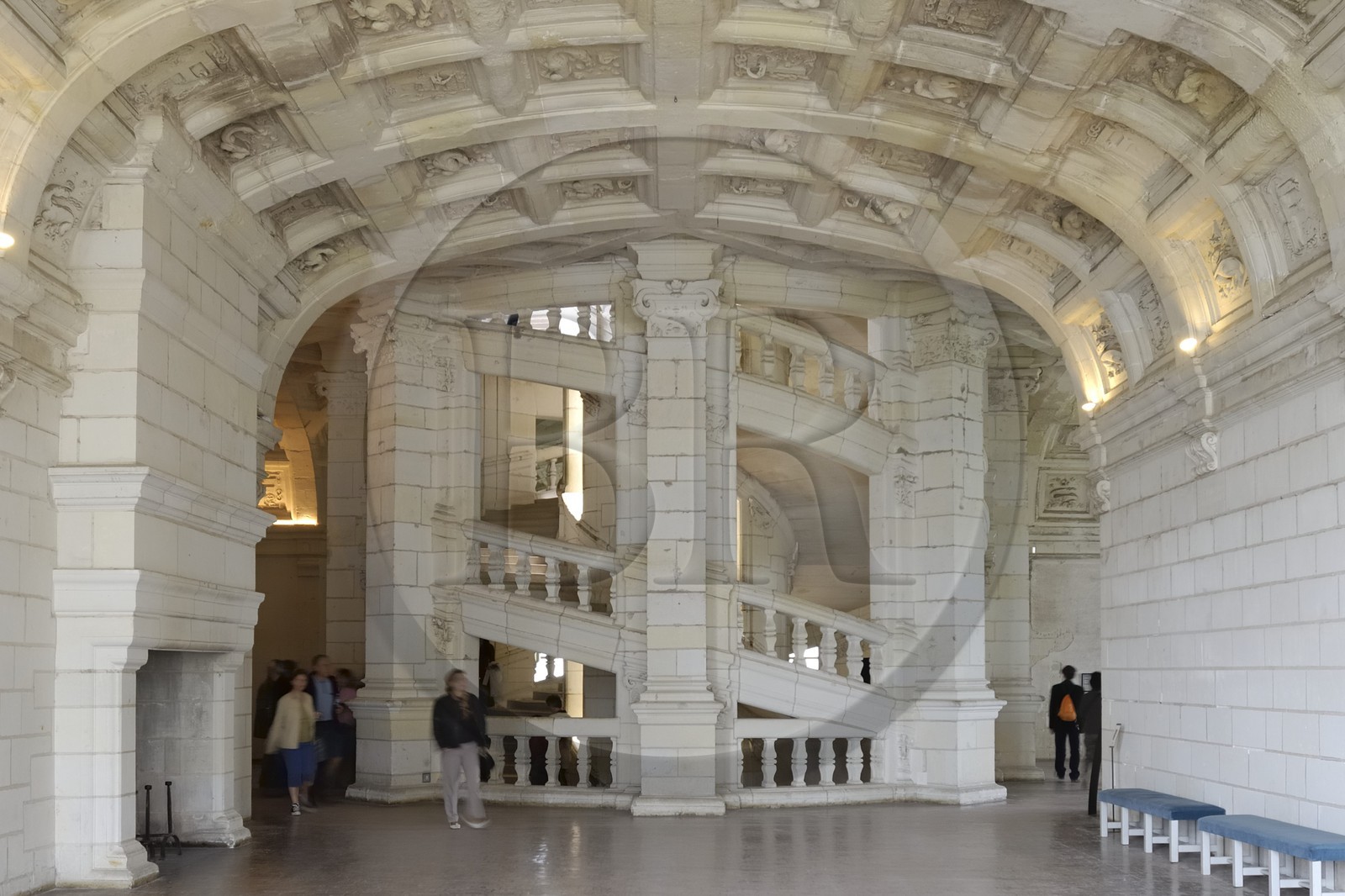 France, Loir et Cher (41), Vallée de la Loire classée Patrimoine Mondial de l' UNESCO, château de Chambord, visite guidée pour enfants en costume devant l'escalier à double révolution attribué à Léonard de Vinci depuis les salles en Croix du deuxième étage