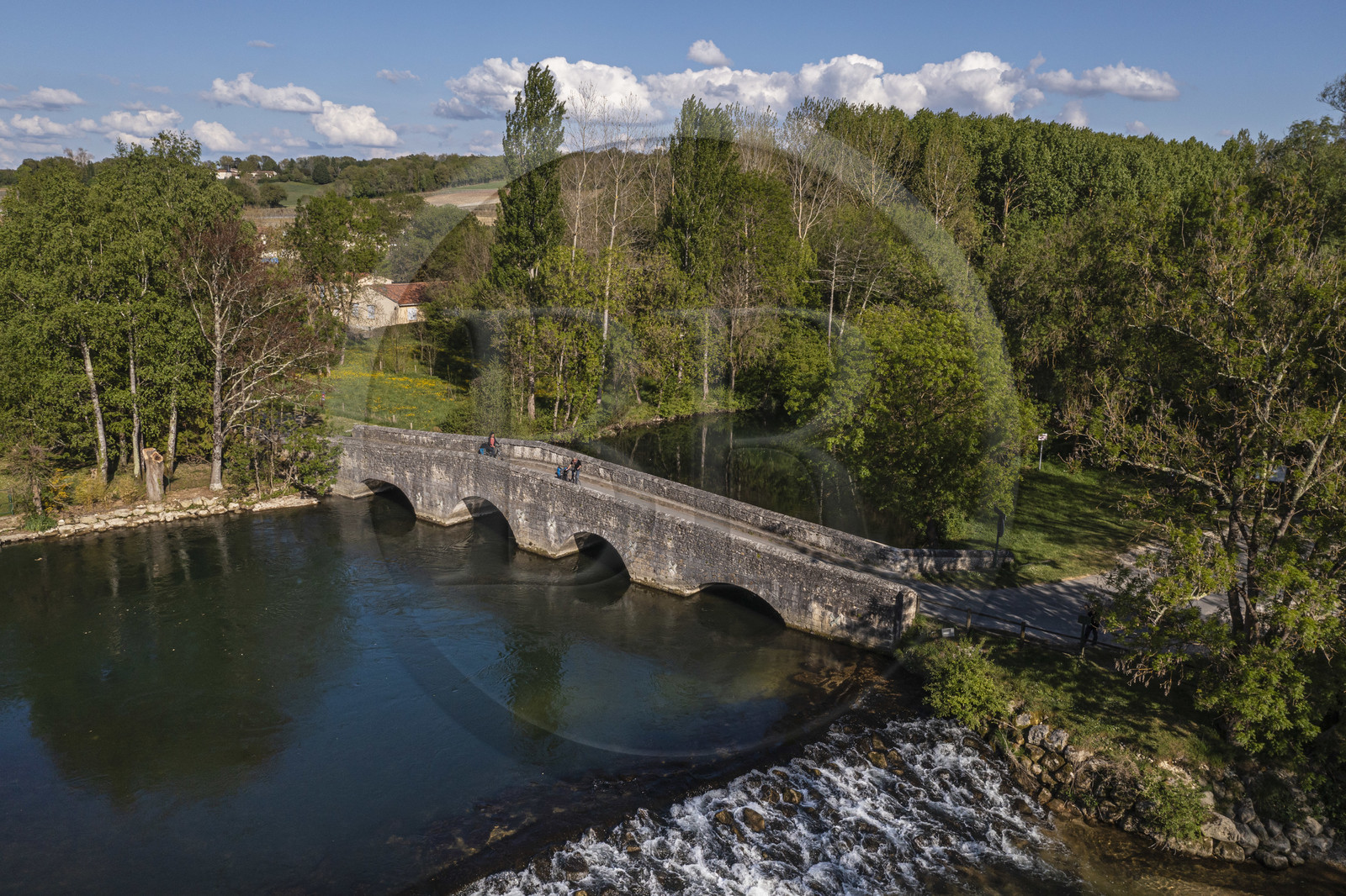 France, Charente (16), vibrac, le Pont coudé médiéval qui traverse La Charente sur le trajet de la véloroute la Flow Vélo (vue aérienne)
