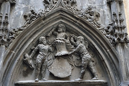 France, Puy de Dome, Clermont Ferrand, Hotel particulier Savaron (mansion) rue des Chaussetiers, escalier dans la cour intérieure, écu du propriétaire Savaron