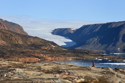 Groenland, cote Nord-Ouest, Smith sound au nord de la baie de Baffin, Inglefield Land, randonnée sur le site de Etah dans le Foulke fjord, campement inuit aujourd'hui abandonné qui servit de base à plusieurs expéditions polaires, glacier Brother John et la calotte glaciaire en arrière plan