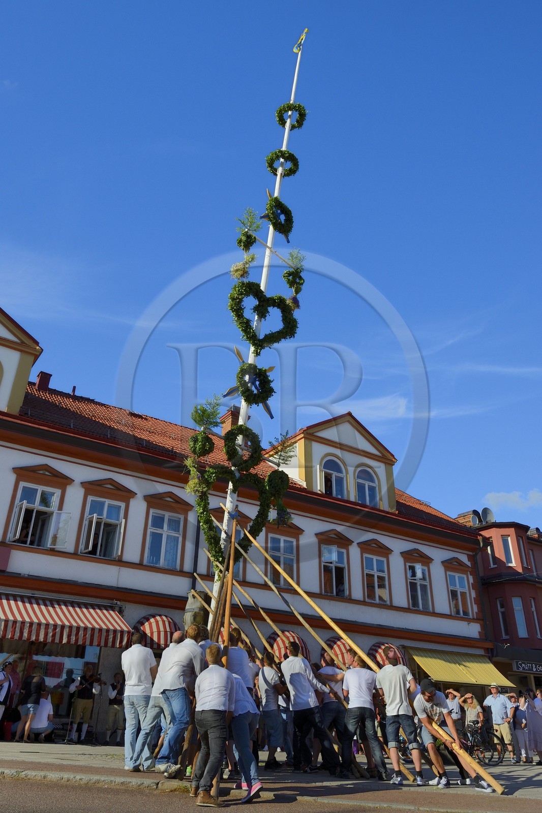 Suède, comté de Dalécarlie, les très populaires célébrations du solstice d'été à Leksand, festival des mâts de la Saint-Jean