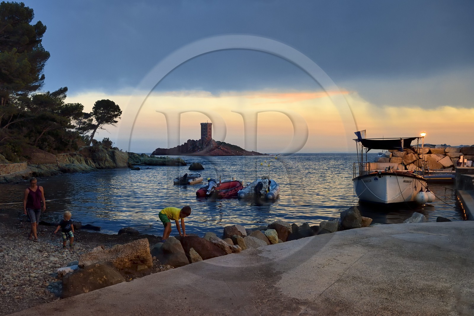 France, Var (83), Agay commune de Saint-Raphaël, massif de l'Estérel, la Corniche d'Or, port de Poussaï et la tour de l'Ile d'Or au large du cap du Dramont