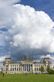 Allemagne, Berlin, le Reichstag avec le dome en verre du Bundestag (parlement allemand depuis 1999) de l'architecte Sir Norman Foster