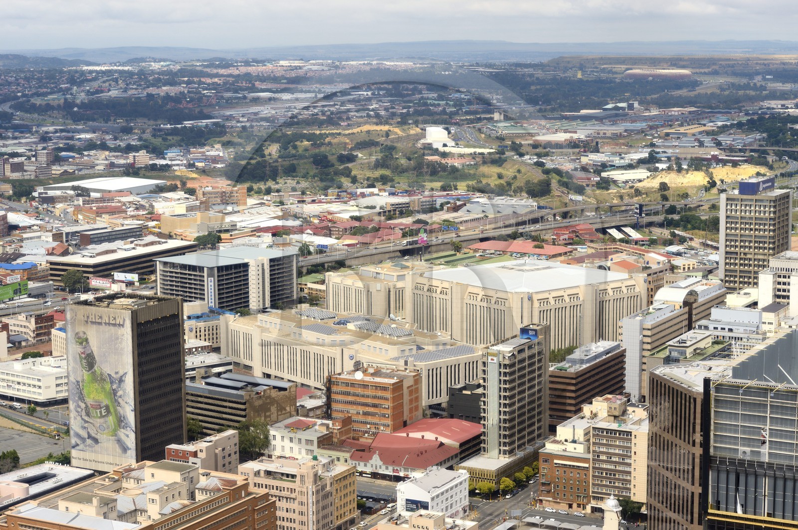 Afrique du Sud, province de Gauteng, Johannesburg, CBD (Central Business District), vue du centre ville depuis la tour du Carlton Center, le siège social de la Standard Bank et le Soccer City Stadium à Soweto en arrière plan