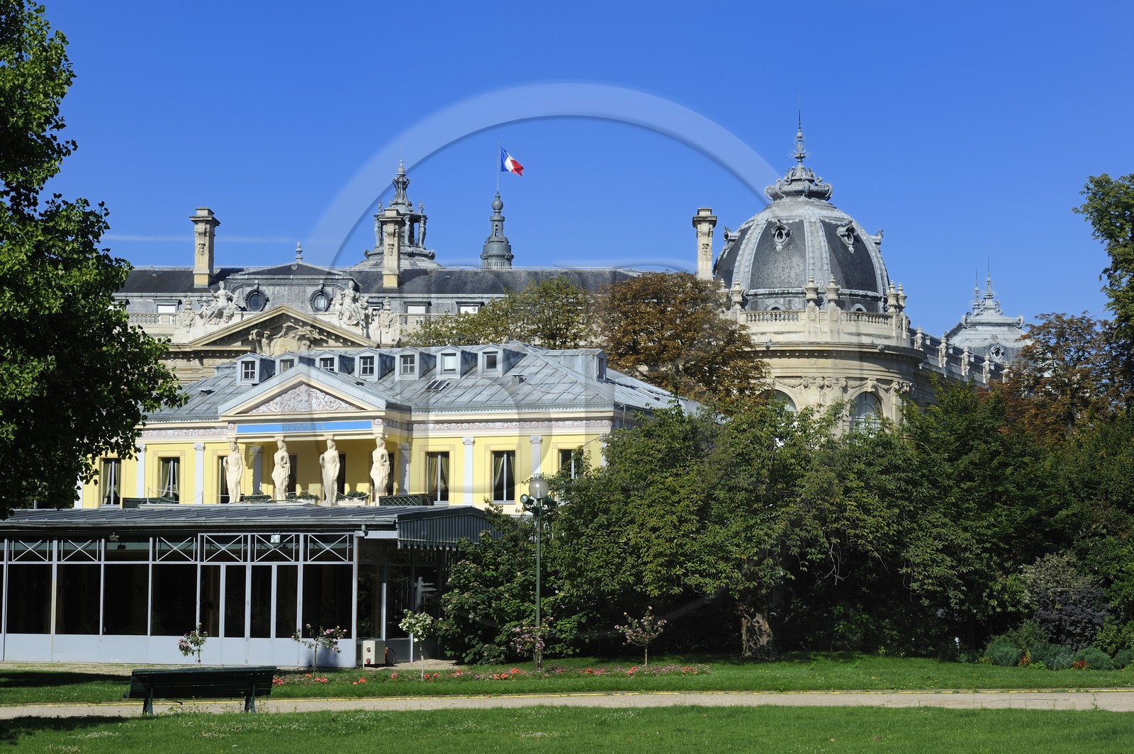 France, Paris (75), façade du Pavillon Ledoyen, restaurant gastronomique et toit du Petit Palais en arrière plan