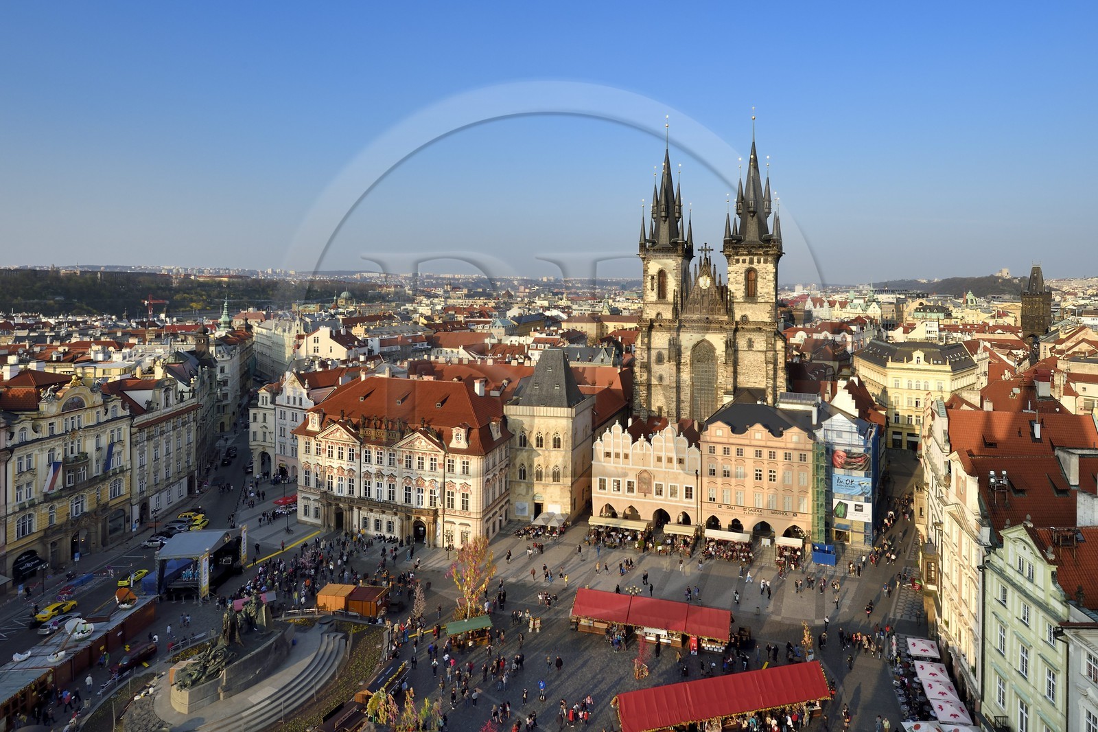 République Tchèque, Prague, centre historique classé Patrimoine Mondial de l'UNESCO, la vieille ville (Stare Mesto), place de la vieille ville (Staromestske namesti), l'église Notre-Dame-du-Tyn et le Palais Golz- Kinsky sur la gauche