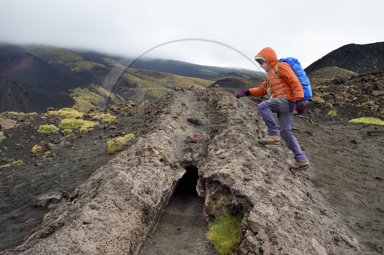 Italie, Sicile, Parc naturel régional de l’Etna, le Mont Etna, classé Patrimoine Mondial de l'UNESCO, Cratères Silvestri, mini tunnel de lave