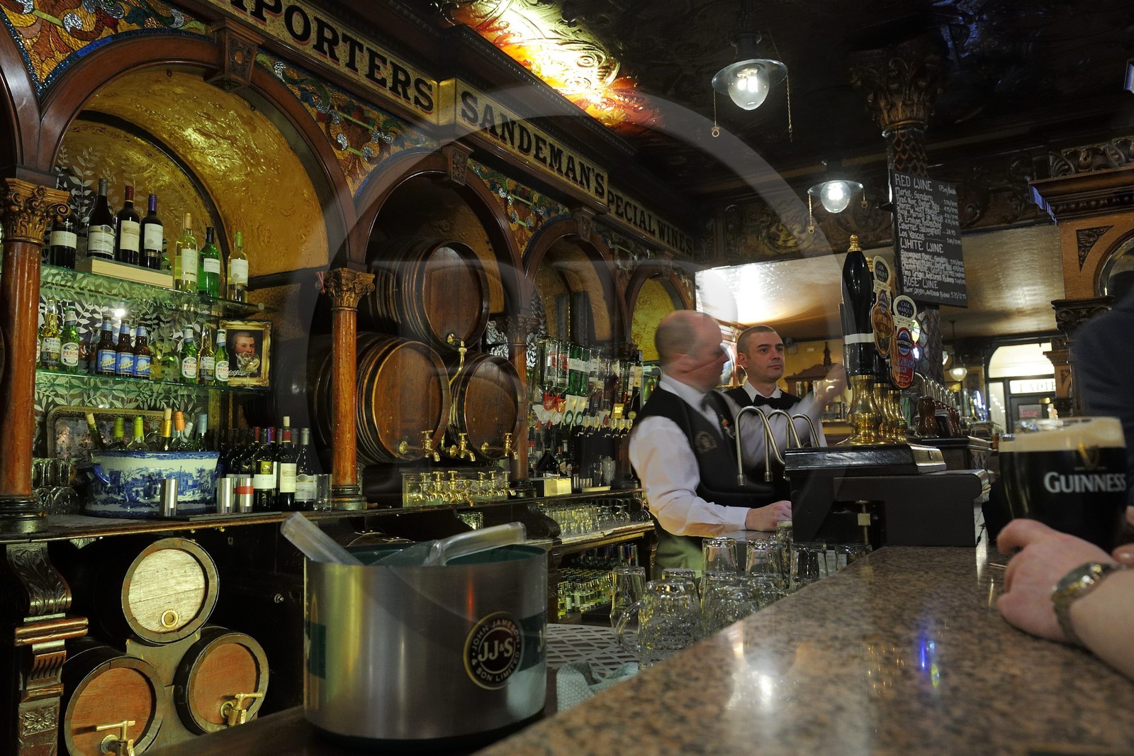 Royaume-Uni, Irlande du Nord, Belfast, le Crown Liquor Saloon fondé en 1826 est le seul pub à faire partie du National Trust (Monuments Historiques)
