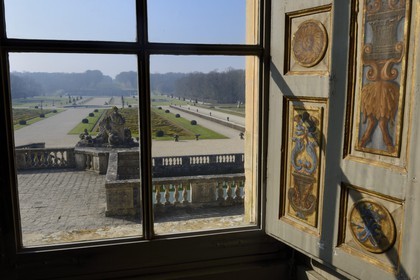 France, Seine-et-Marne (77), Maincy, le château de Vaux-le-Vicomte, vue sur les jardins et volets peints intérieurs