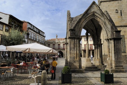 Portugal, région du Minho, Guimaraes, ville classée Patrimoine Mondial de l' UNESCO, belvedere gothique devant l'Eglise de Nossa Senhora Da Oliveira sur la place Largo da Oliveira