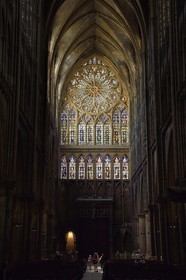 France, Moselle (57), Metz, la cathédrale Saint-Etienne, la nef et les vitraux du XIVeme siècle de Hermann de Münster sur la facade occidentale dont la grande rosace