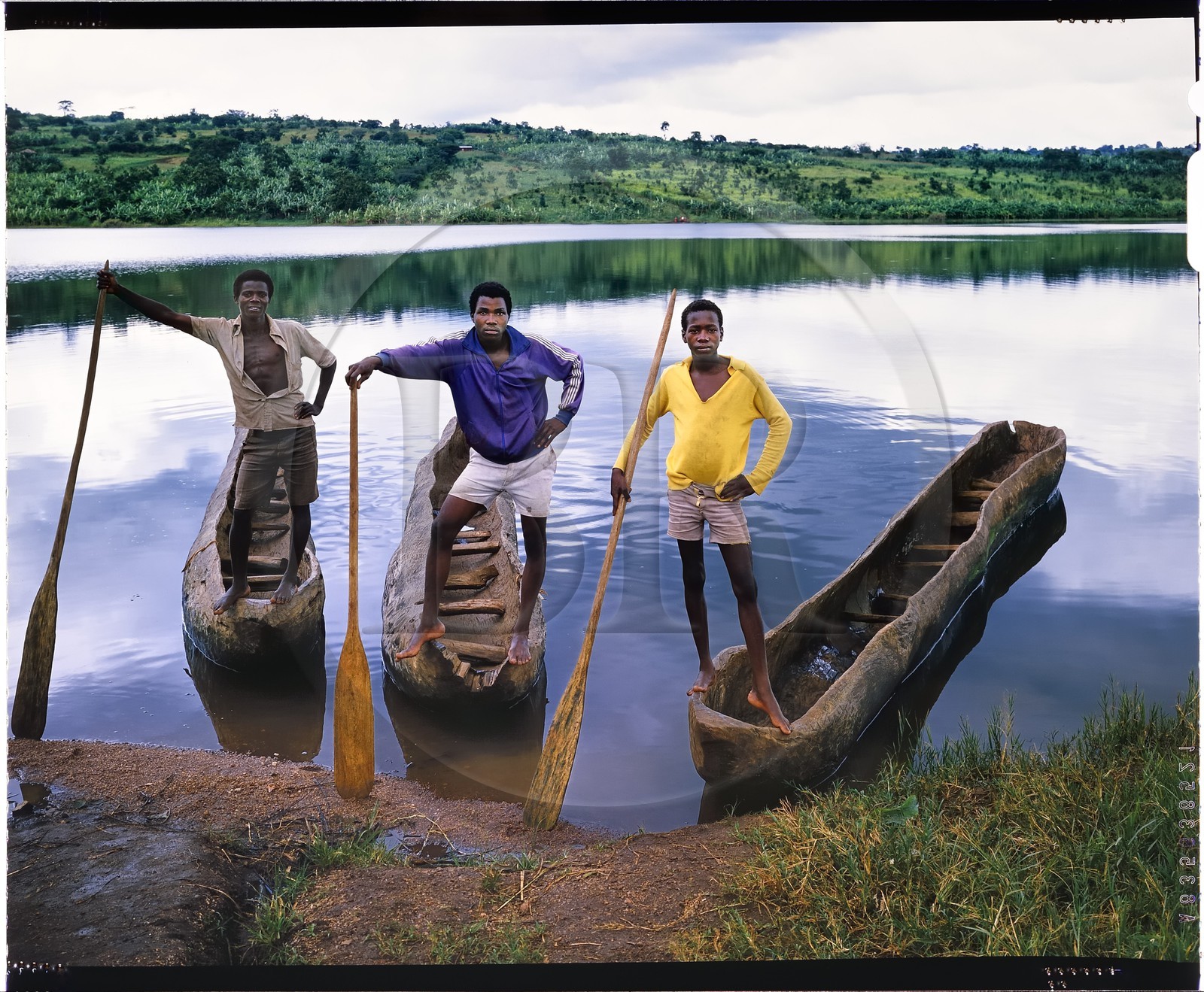 Burundi, province de Kirundo, lac Cyohoha Sud aussi appelé lac Cohoha ou lac aux oiseaux, passeurs sur leurs pirogues sculptées dans un tronc unique, sur l'autre rive le Rwanda (reproduction plan-film inversible 4x5)