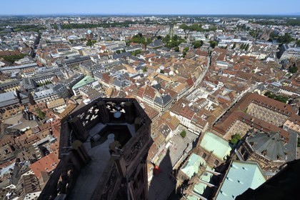 France, Bas-Rhin (67), Strasbourg, vieille ville classée au Patrimoine Mondial de l'UNESCO, la cathédrale Notre-Dame, sommet d'un des quatres escaliers à vis appelées les Vier Schnecken (quatre escargots) relié à la tour octogonale par une passerelle, vue au nord et dans l'axe central sur la rue des Juifs et l'avenue de la Paix