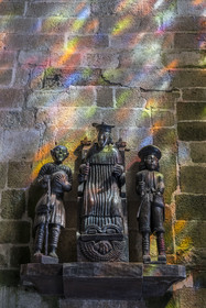 France, Côtes-d'Armor (22), Tréguier, cathédrale Saint-Tugdual, statue de Saint Yves entre le riche et le pauvre (en habit breton)