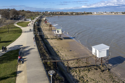 France, Loire-Atlantique (44), Estuaire de la Loire, Saint-Nazaire, cabanes de pêche traditionnelle au carrelet qui longent le boulevard Albert 1er (vue aérienne)