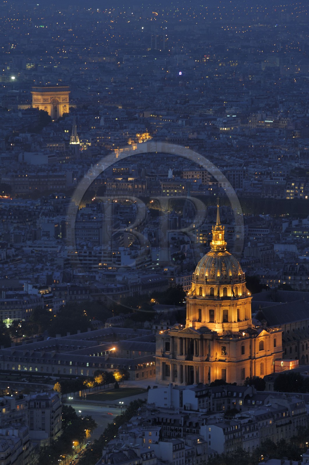 France, Paris (75), l'Eglise du Dome des Invalides et l'Arc de Triomphe depuis la Tour Montparnasse