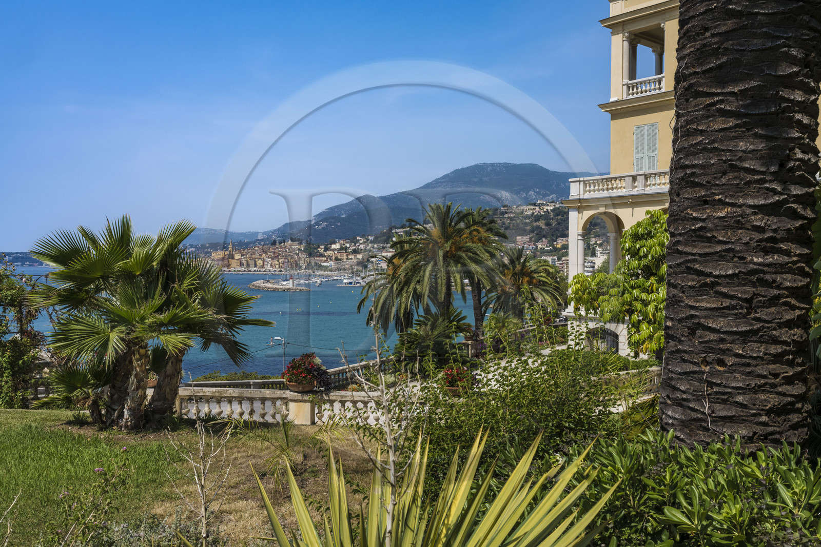 France, Alpes-Maritimes (06), Menton depuis le jardin de Maria Serena dans le quartier de Garavan