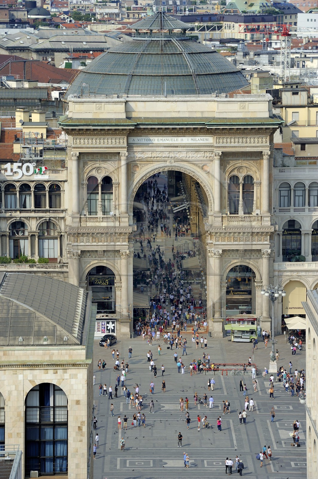 Italie, Lombardie, Milan, Piazza del Duomo et l'entrée de la galerie Vittorio Emanuele II, galerie commerçante construite au XIXe siècle par Giuseppe Mengoni