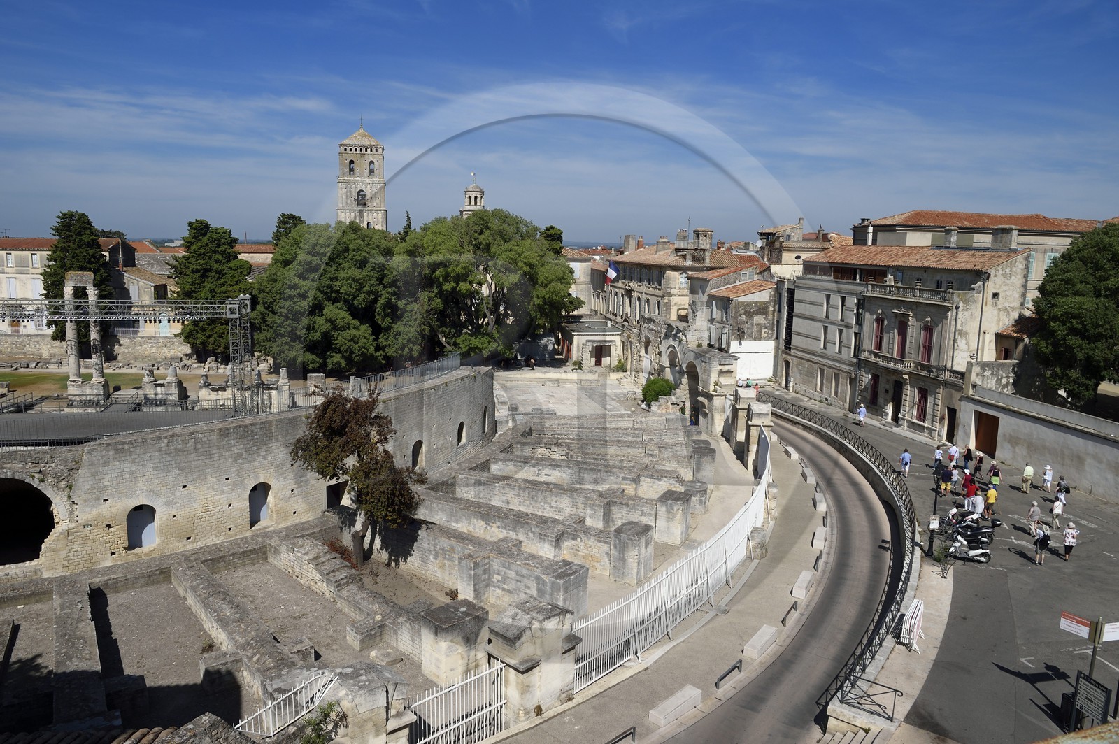 France, Bouches-du-Rhône (13), Arles, le théâtre antique du Ier siècle av JC et le clocher de l'église Saint Trophime du XII-XVe siècle, tous deux classés Patrimoine Mondial de l'UNESCO