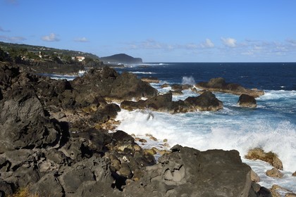 France, Ile de la Reunion, Saint-Pierre, Grands Bois, la côte de roches noires basaltiques d'origine volcanique tourmentées par l'océan