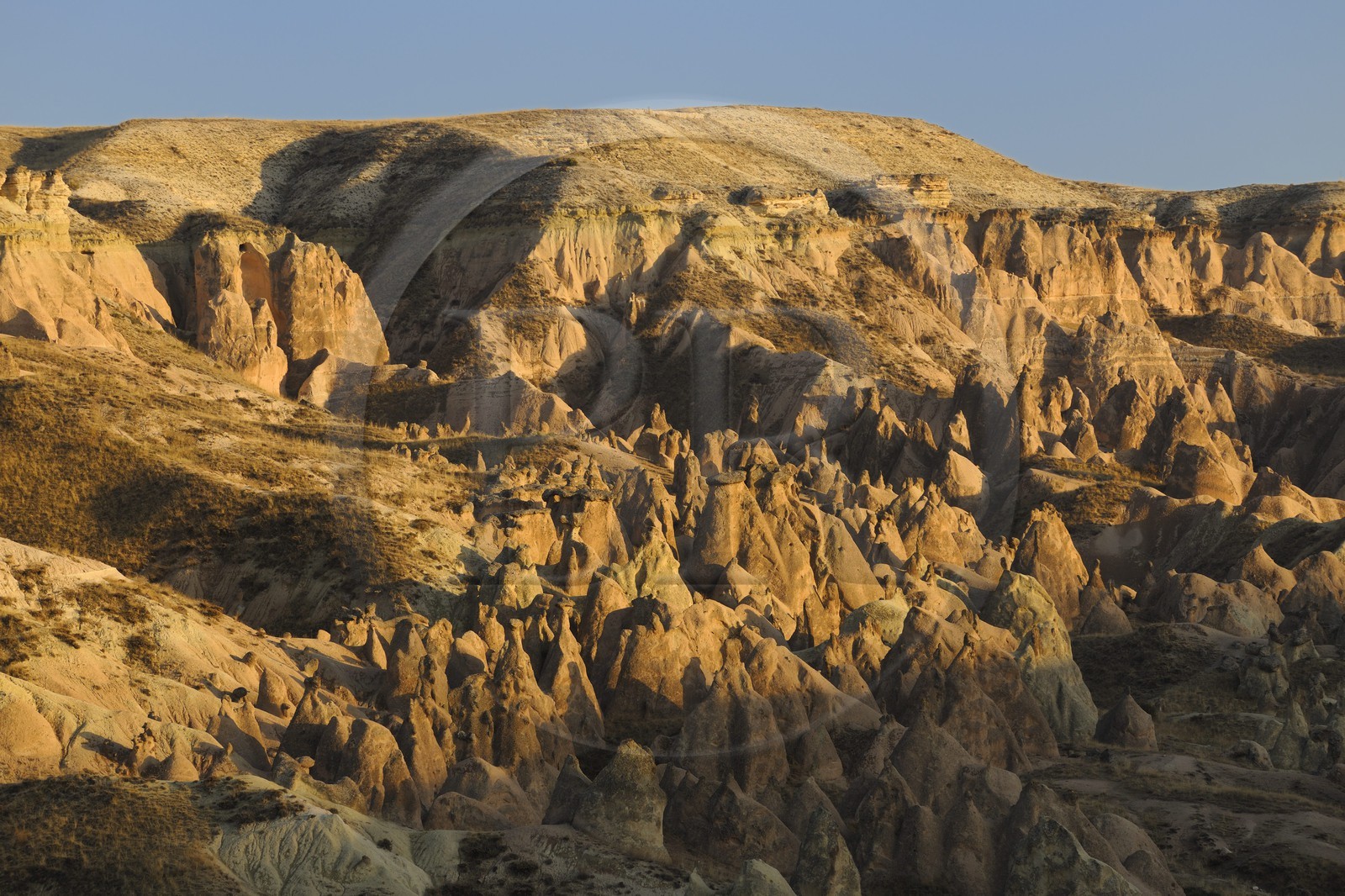 Turquie, Anatolie Centrale, province de Nevsehir, Cappadoce classée Patrimoine Mondial de l'UNESCO, paysage d'érosion et cheminées de fées entre Ürgüp et Avanos à Devrent Deresi