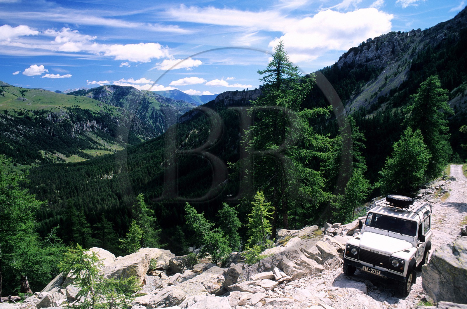 France, Alpes-Maritimes (06), parc national du Mercantour, Vallée des Merveilles vers Fontanalbe, Land Rover des gardes du parc sur une piste escarpée