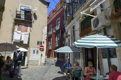 Portugal, Lisbonne, quartier de l'Alfama, terrasse de restaurant sur une placette à calcada de Sao Vicente