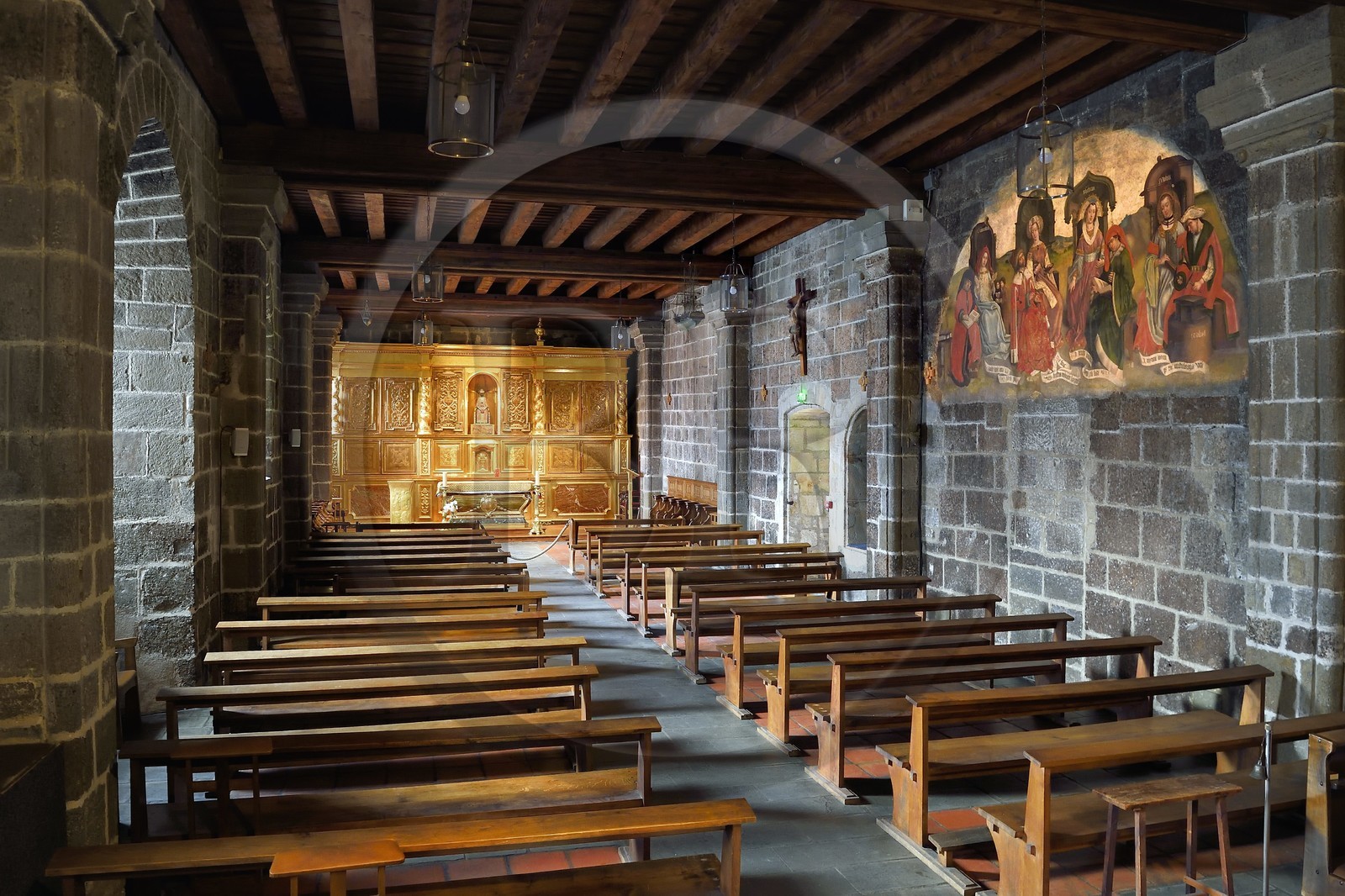 France, Haute-Loire (43), Le Puy-en-Velay, étape des chemins de Compostelle, la cathédrale Notre-Dame-de-l'Annonciation du XIIe siècle classée Patrimoine Mondial de l'UNESCO, chapelle des Reliques ou chapelle du Saint-Sacrement qui présente sur un immense reliquaire du XVIIe siècle la copie contemporaine de la statue de la Vierge noire à l'Enfant, à droite une peinture murale du XVe siècle de l'ancien scriptorium représentant les arts libéraux