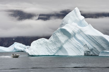 Groenland, cote ouest, baie de Baffin, bateau devant des icebergs dans le fjord Uummannaq
