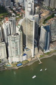 Panama, les gratte-ciels de Panama City, la pointe Colon et la Trump tower en premier plan (vue aérienne)