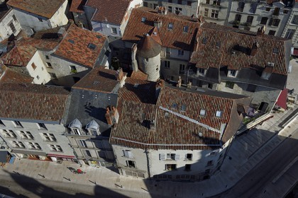 France, Dordogne (24), Périgord Blanc, Périgueux, la vielle ville et la rue Denfert Rochereau au pied de la Cathédrale Saint-Front,