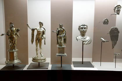 France, Rhône (69), Lyon, site historique classé Patrimoine Mondial de l'UNESCO, colline de Fourvière, musée gallo-romain de Fourvière, le trésor de Vaise, statuettes en argent doré