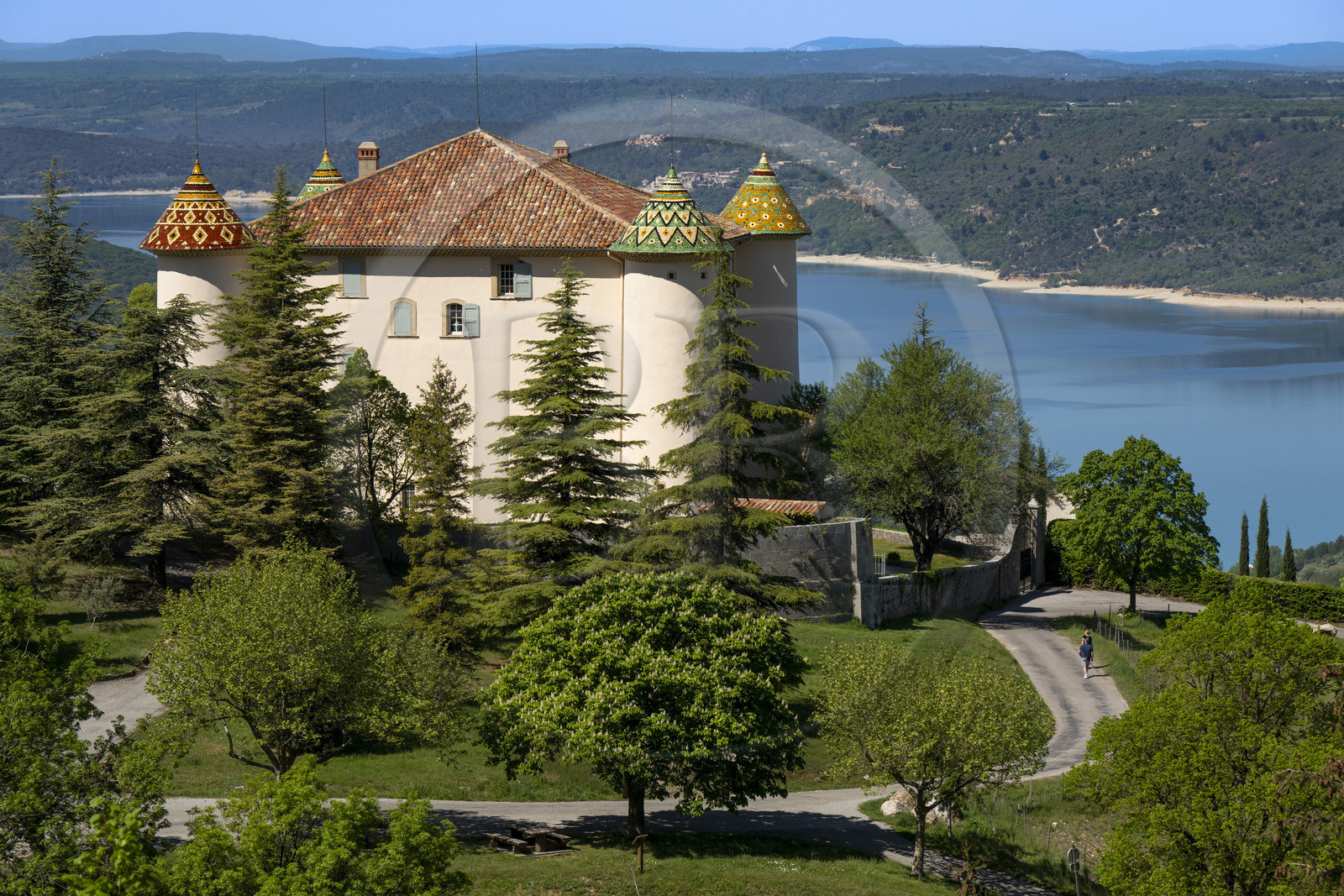 France, Var (83), Parc Naturel Régional du Verdon, le chateau d'Aiguines surplombant le lac de Sainte-Croix