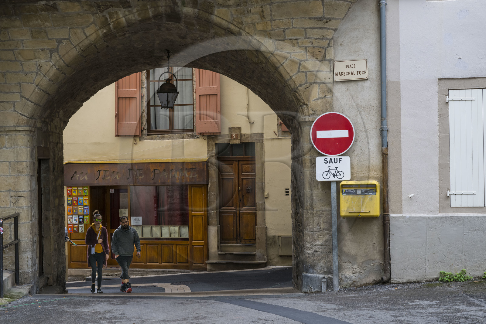 France, Aveyron (12), Millau, la fontaine aux Lions place du Marechal Foch, passage couvert vers la rue Saint-Antoine