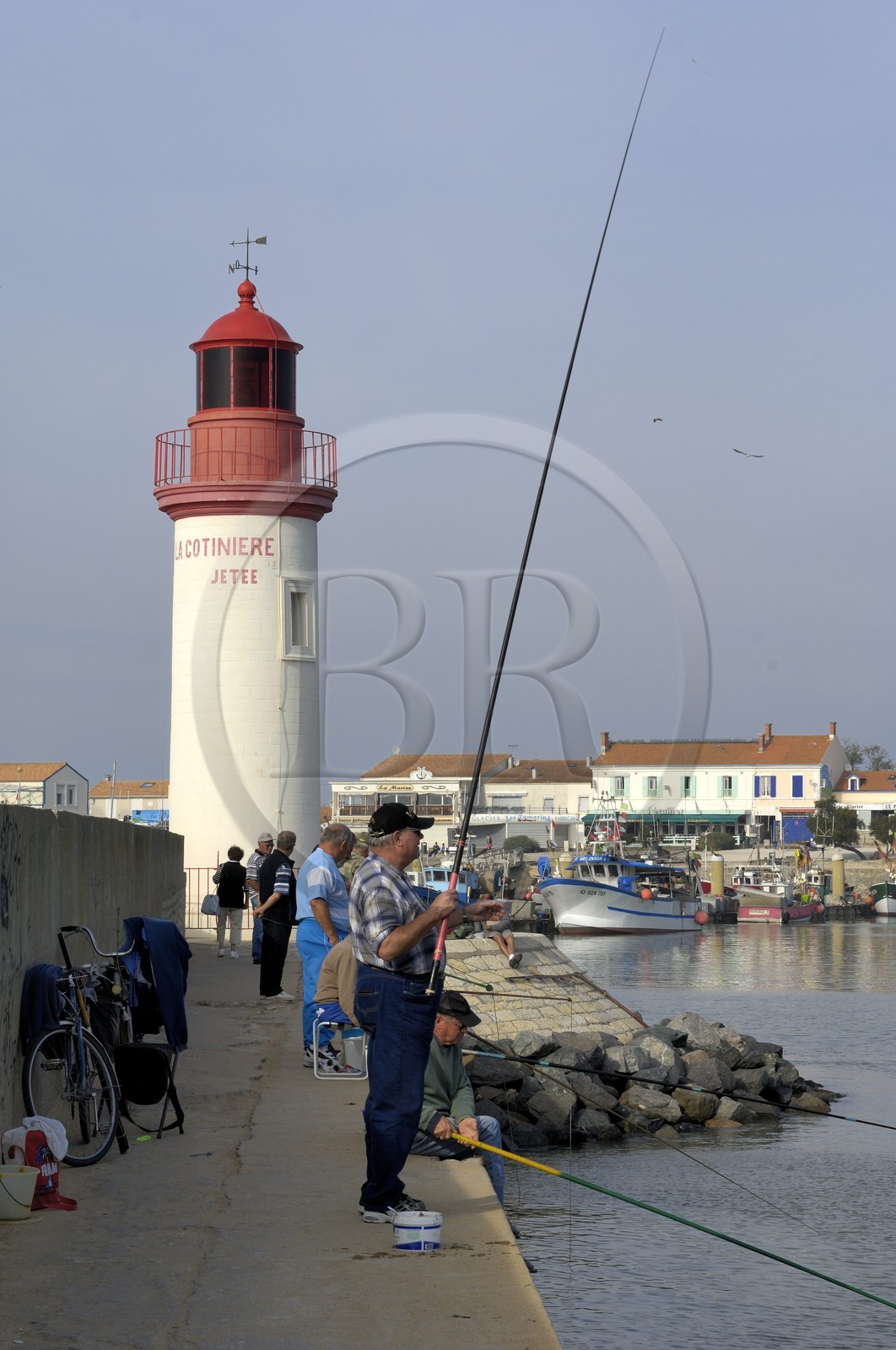 France, Charente-Maritime (17), Ile d'Oléron, phare du port de la Cotinière, pêcheurs