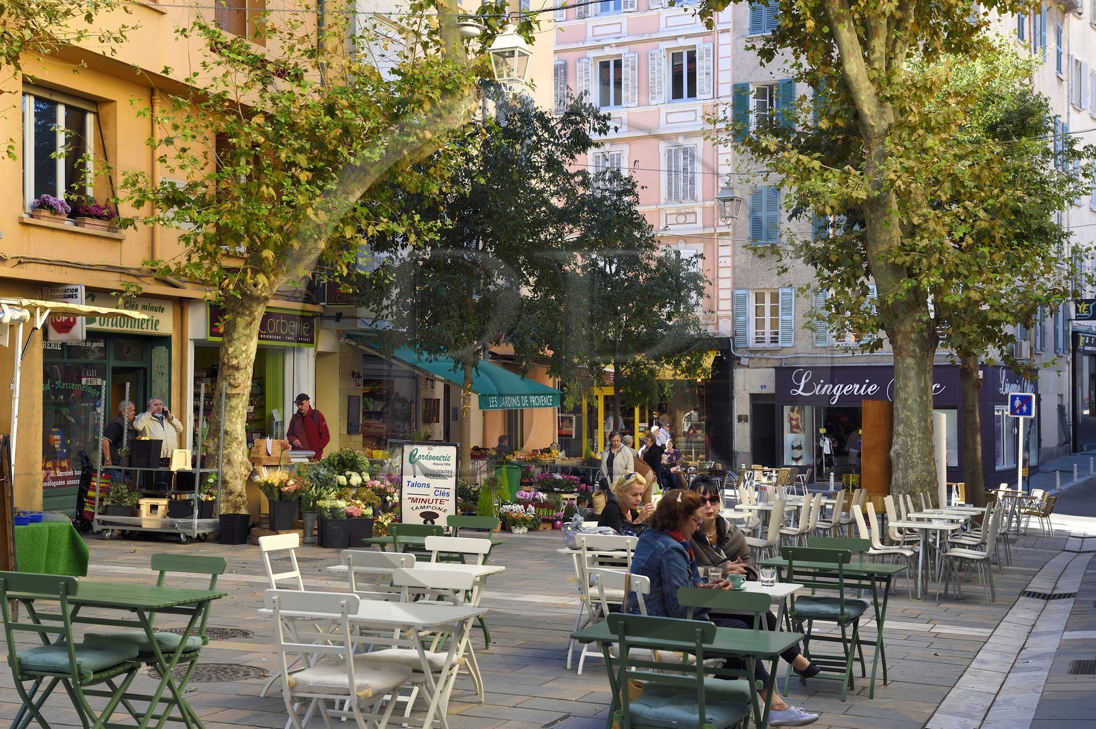France, Var (83), Toulon, quartier du Mourillon, vie de village sur la place Monseigneur Deydier