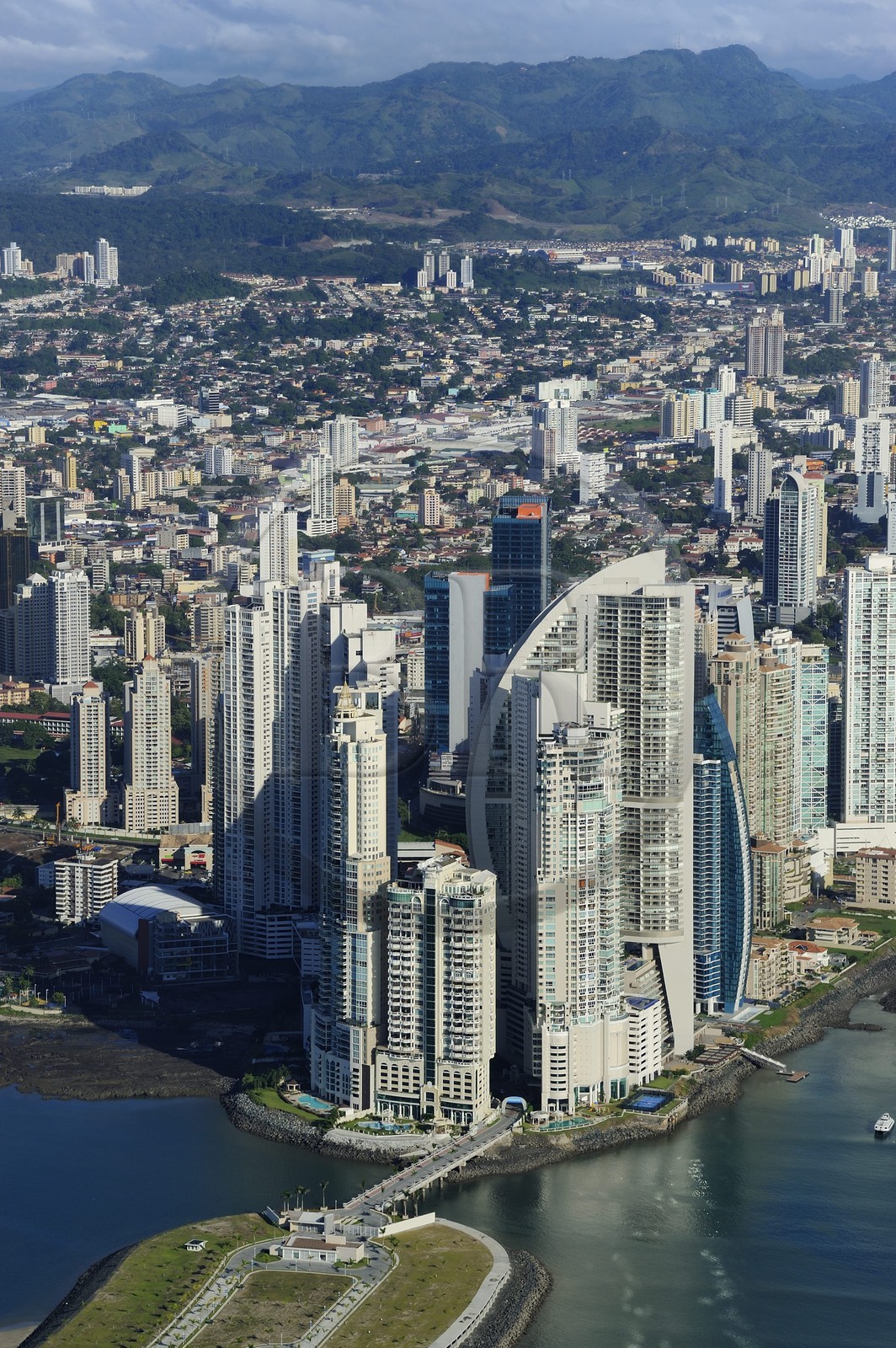 Panama, les gratte-ciels de Panama City, la pointe Colon et la Trump tower en premier plan (vue aérienne)